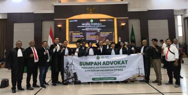 14 Peserta PPSHI Jatim Resmi Ikuti Pengambilan Sumpah Advokat