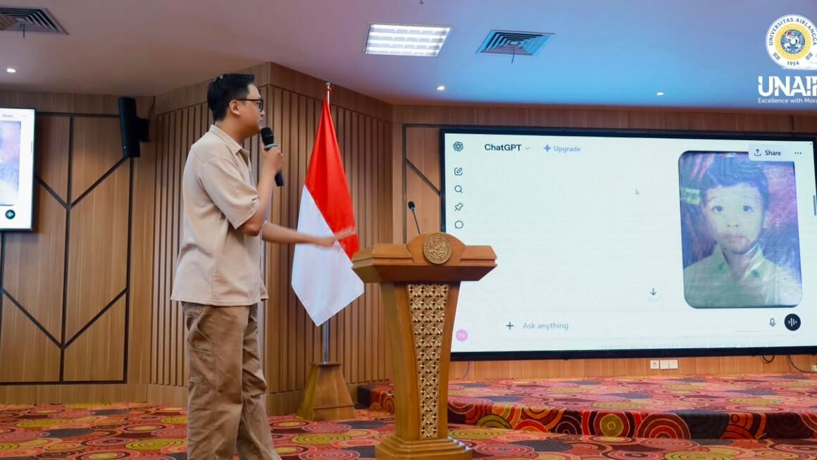 AI Bantu Restorasi Foto Lama, Peserta Kuliah Umum UNAIR Praktik Langsung