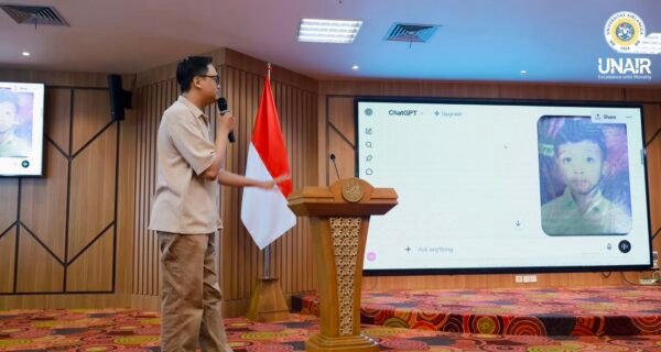 AI Bantu Restorasi Foto Lama, Peserta Kuliah Umum UNAIR Praktik Langsung