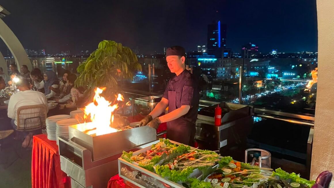 Nikmati Sunset BBQ di Rooftop EXCOTEL Surabaya, Panorama 360 Derajat Jadi Daya Tarik