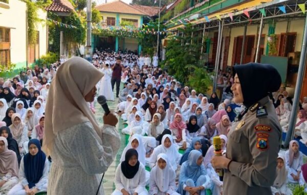 Maulid Nabi di SMPN 2 Gresik Hadirkan Polwan, Siswa Didorong Bijak Bermedia Sosial