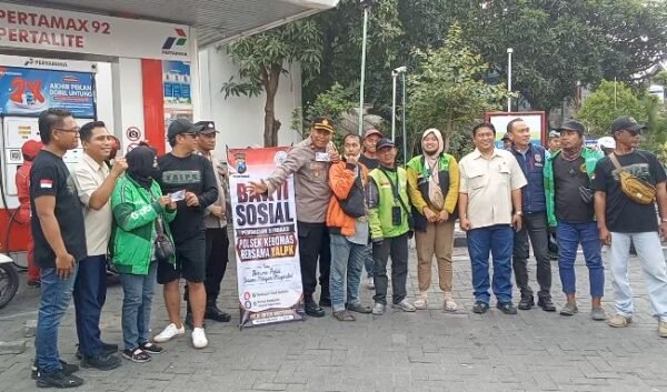 Senyum Ojol Gresik Saat Dapat BBM Gratis, Polsek  Kebomas dan YALPK Group Gelar Bakti Sosial