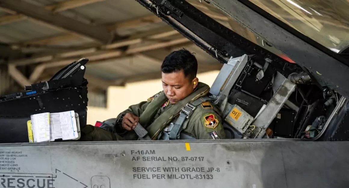 Pilot F-16 Asal Gresik Terlibat Atraksi Angka 81 di Langit Jakarta