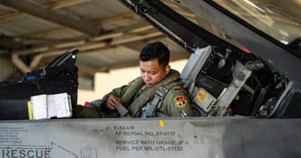 Pilot F-16 Asal Gresik Terlibat Atraksi Angka 81 di Langit Jakarta