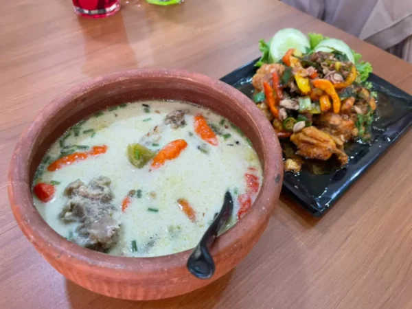 Tiga Menu Baru Waroeng Dhe Loerah Tebalo Gresik, Garang Asem Balungan Sapi Jadi Andalan