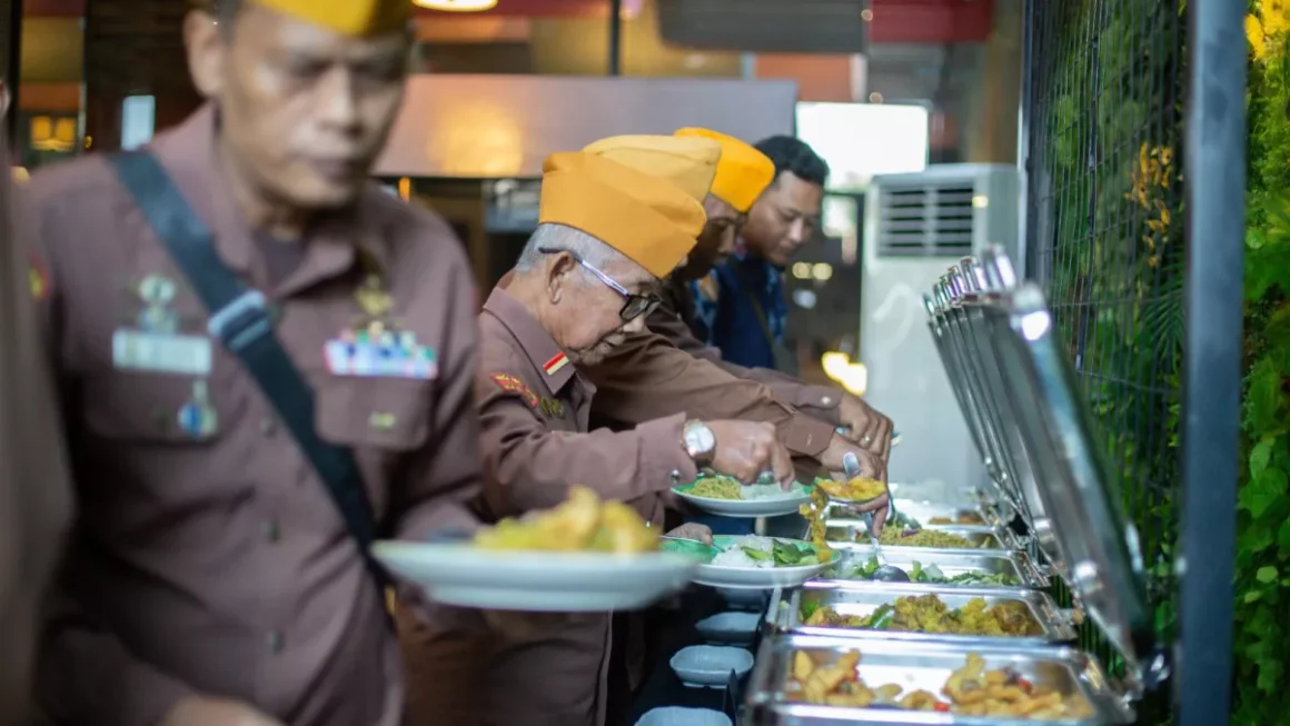Rayakan HUT RI, EXCOTEL Ajak Veteran Racik Wedang Jawi dan Bernostalgia