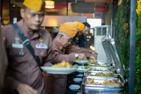 Rayakan HUT RI, EXCOTEL Ajak Veteran Racik Wedang Jawi dan Bernostalgia