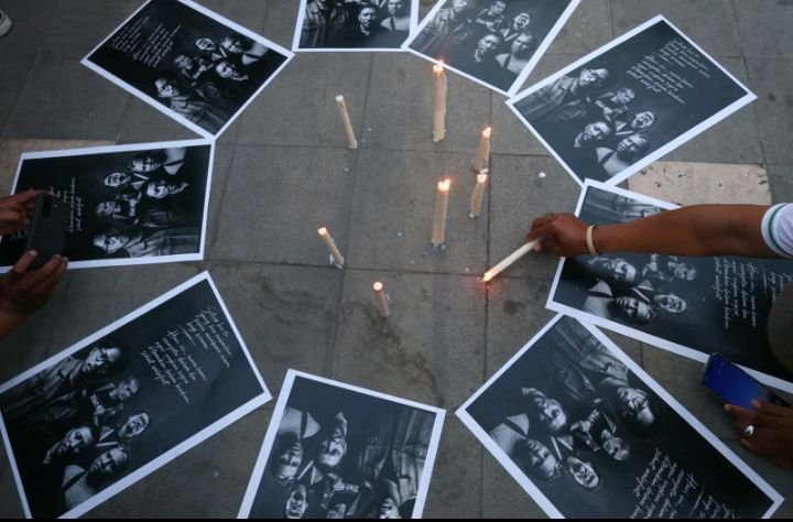 PFI Surabaya Nyalakan Lilin untuk Lima Jurnalis yang Hilang di Selat Sunda