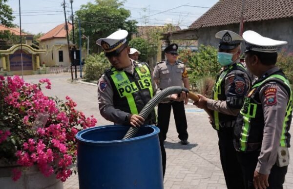 Kekeringan Meluas di Balongpanggang, Polres Gresik Salurkan Air Bersih ke Tiga Desa