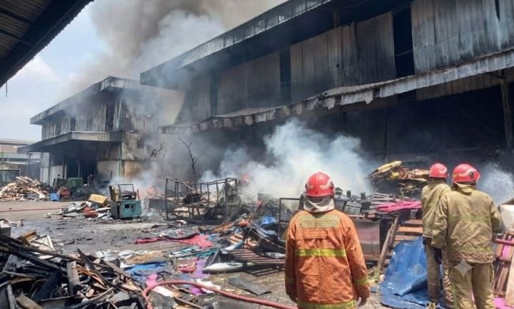Gudang Bekas Pabrik New Era di Kebomas Gresik Terbakar, Petugas Bongkar Tembok Cari Titik Api