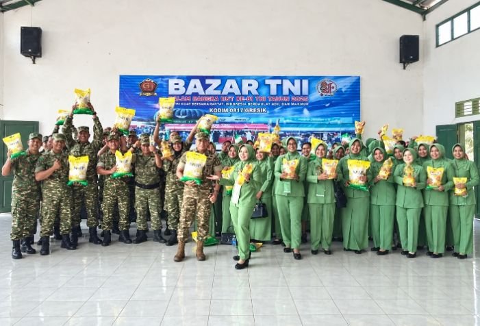 HUT ke-81 TNI di Gresik, Kodim 0817 Gelar Bazar dan Perkuat Kedekatan dengan Warga
