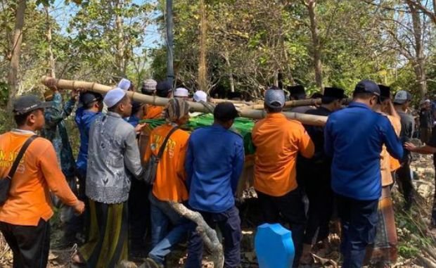 Berat Jenazah 250 Kilogram, Warga Bedanten Gresik Dibantu Crane Saat Pemakaman