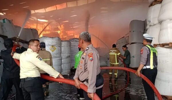 Empat Jam Berjibaku, Petugas Padamkan Kebakaran Gudang PT Wings Surya di Driyorejo