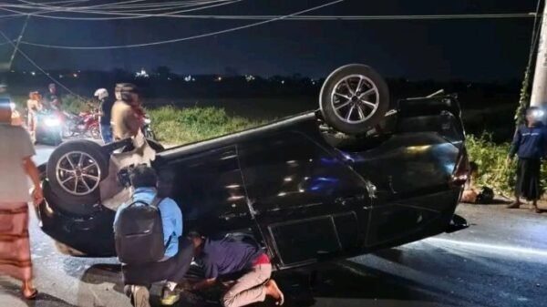 Toyota Agya Terbalik di Exit Tol KLBM Cerme, Tabrak Honda Beat hingga Korban Tak Sadarkan Diri