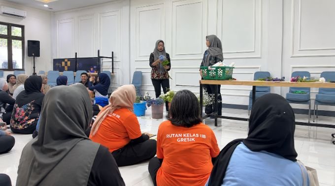 Rutan Gresik Bekali Warga Binaan Modal Usaha lewat Pelatihan Buket Bunga