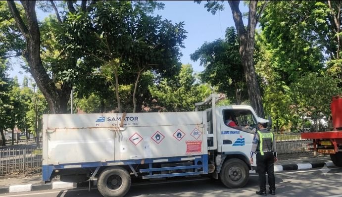 Satlantas Gresik Tertibkan Truk Berat, Tiga Sopir Ditilang