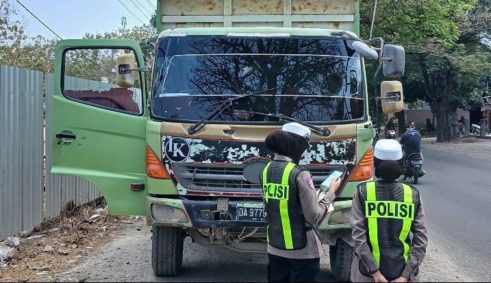 Muatan Tak Ditutup Terpal, Truk di Jalan Deandles Gresik Kena Tilang