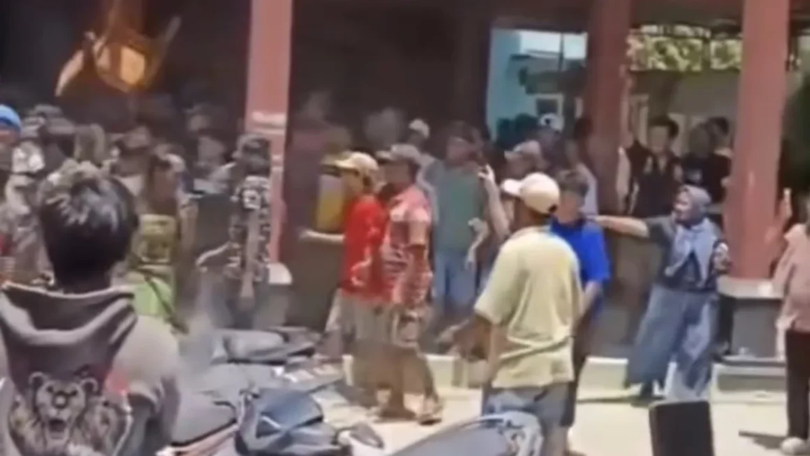 Polisi Amankan Dua Orang dari Kos di Sidayu Gresik, Warga Sempat Berdatangan