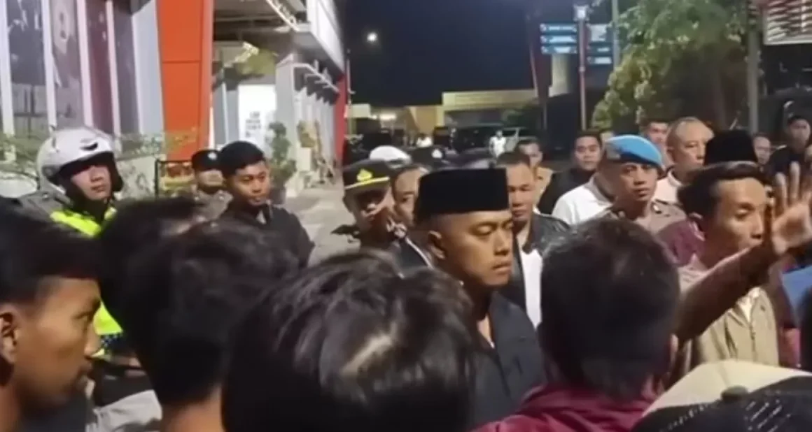 Ratusan Warga Balongpanggang Kepung Polres Gresik, Desak Polisi Usut Dugaan Salah Tangkap Pelajar
