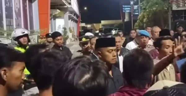 Ratusan Warga Balongpanggang Kepung Polres Gresik, Desak Polisi Usut Dugaan Salah Tangkap Pelajar