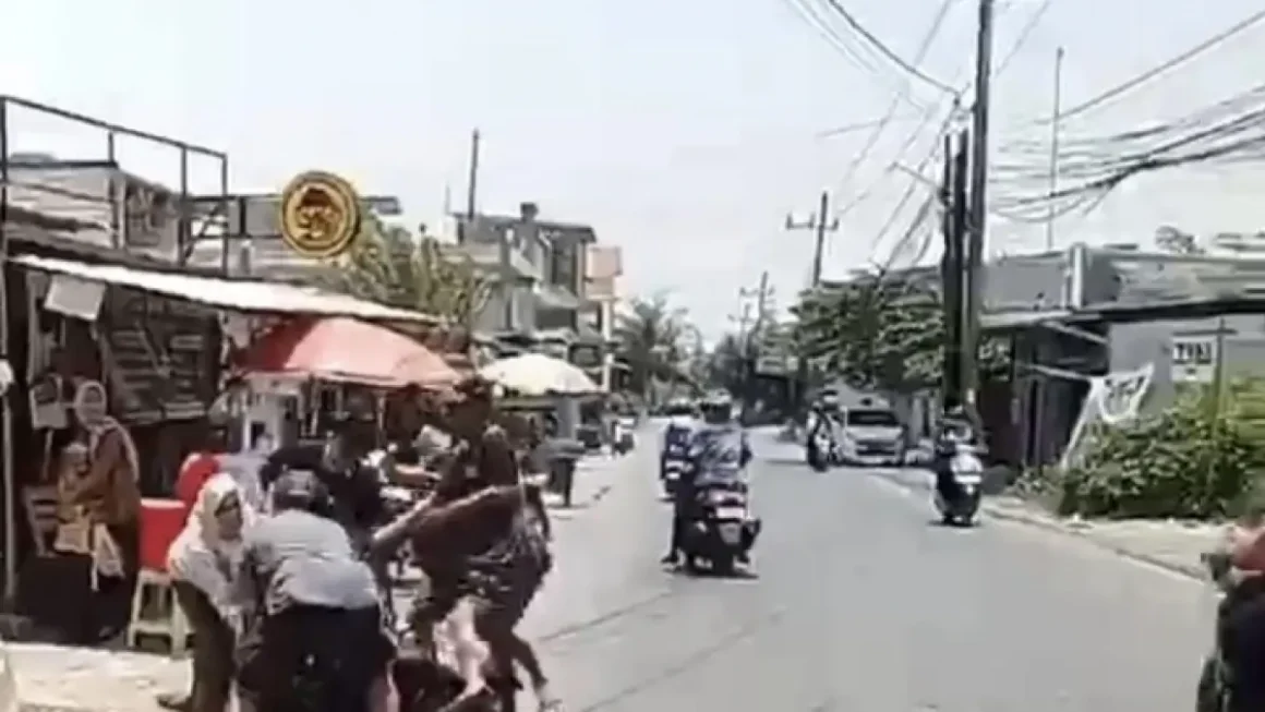 Video Pengeroyokan Petugas Bank Keliling di Manyar Viral, Polisi Lakukan Penyelidikan